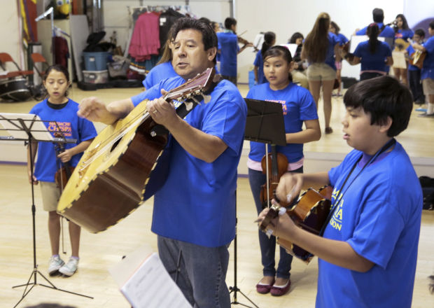 behinD mariachis there's a mentor